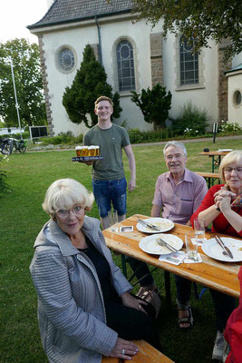 B. Schneider bringt das frisch gezapfte Bier