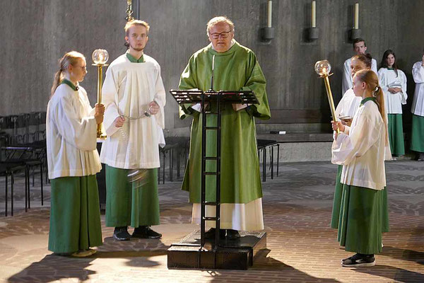 Diakon Thomas Becker verkündet das Evangelium des Tages