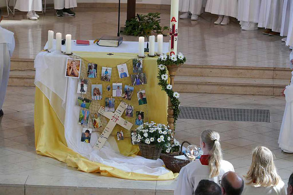 Altar mit Netz und Namen der Kommunionkinder