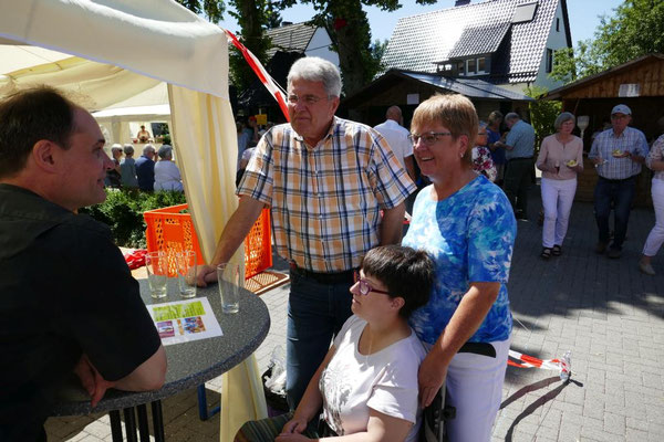 Gäste aus Niedersprockhövel im Gespräch mit Pfarrer Schmitz