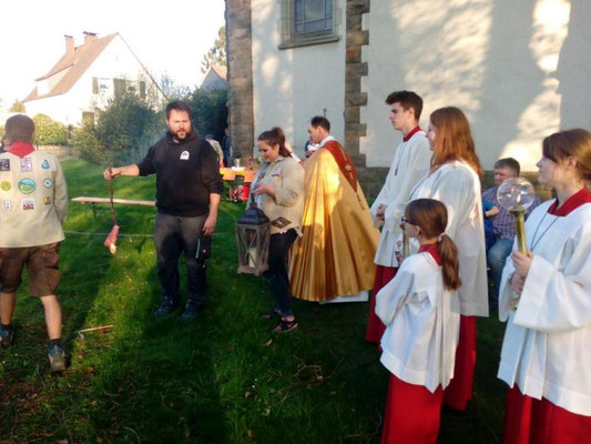 Die an der Osterkerze entzündete Lunte brennt