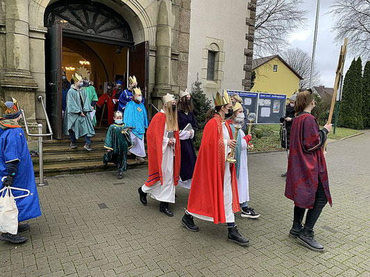 Auszug der Sternsinger aus der Kirche