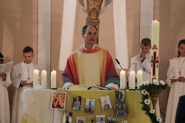 Pfarrer Schmitz am Altar