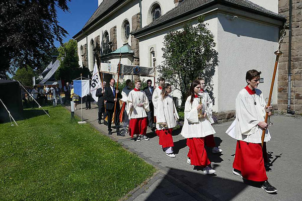Prozessionsbeginn zum Friedhof