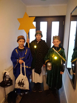 Sternsinger bringen Segen in ein Haus