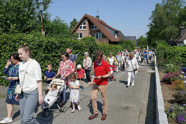 Prozession zur Statio auf dem Friedhof