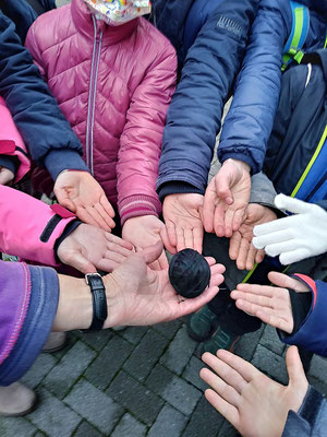 Das Wollknäuel mit einer Länge von 120 Schritten