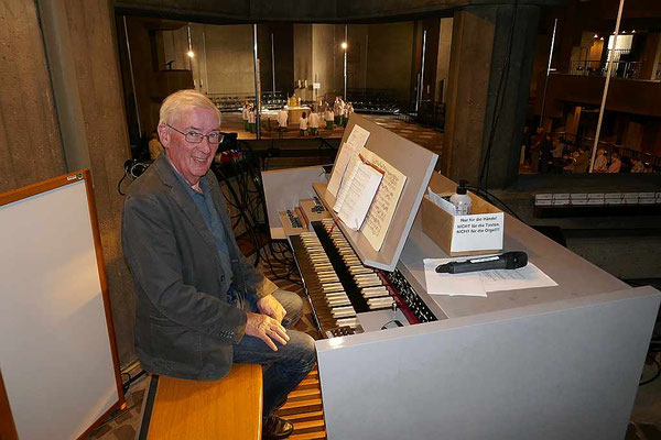 Karl Josef Nüschen an der Orgel