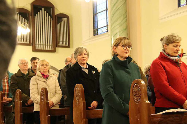 Einige der Gläubigen im Kirchenschiff