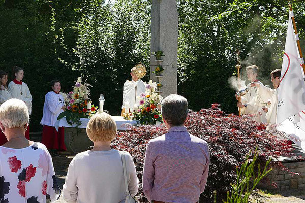 Pfarrer Schmitz spendet Segen auf dem Friedhof