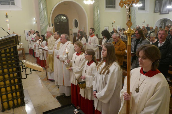Zelebranten und Ministranten vor dem Auszug aus der Kirche