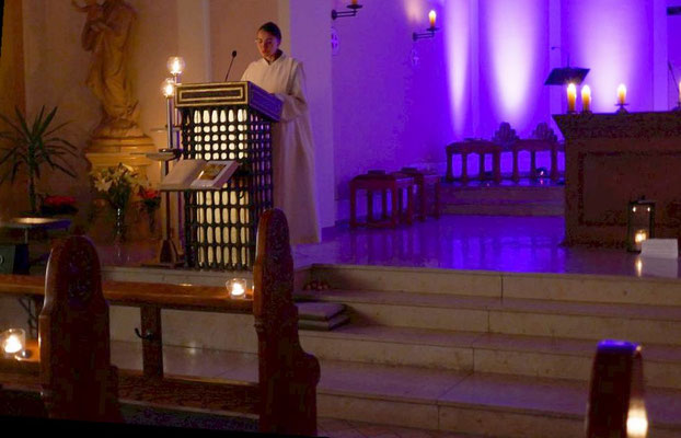 Pastoralreferentin Elena Giannis trägt das Evangelium vor