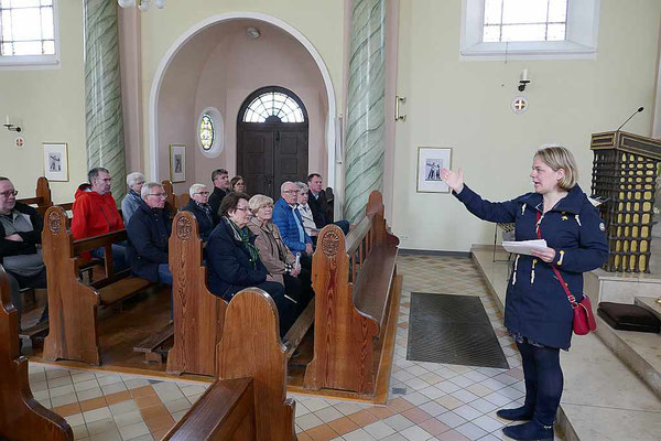 Die Gruppe erhält Informationen im Kirchenschiff...