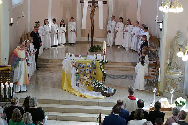 Erstkommunionkinder im Altarraum