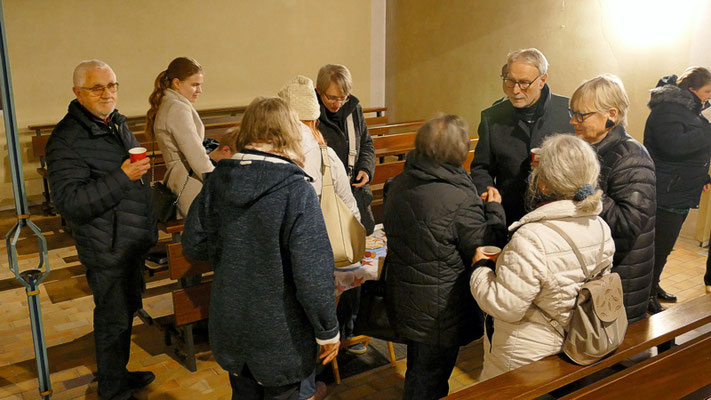 Im Anschluss an die Messe stand man bei Glühwein und Punsch zusammen