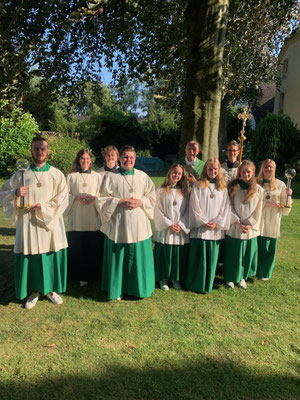 Pastor Matthias Fuchs mit den Ministranten und Ministrantinnen dieser Hl. Messe