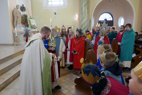 Sternsinger sprechen Fürbitten