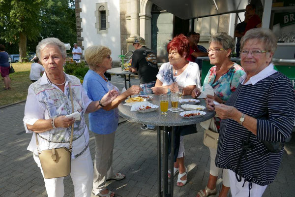 Beim Verzehr auf dem Kirchplatz