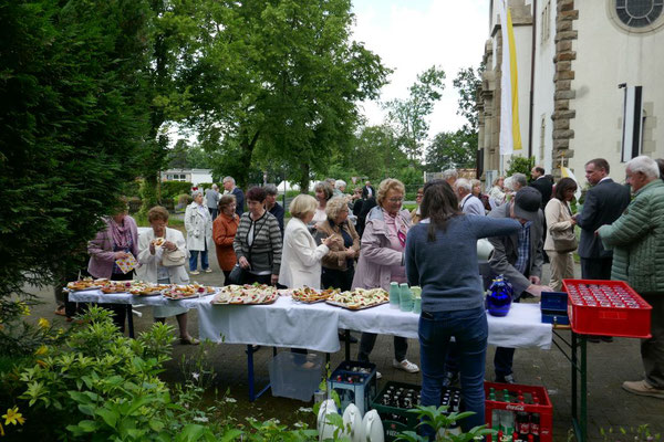 Getränke- und Schnittchentheke auf dem Kirchplatz