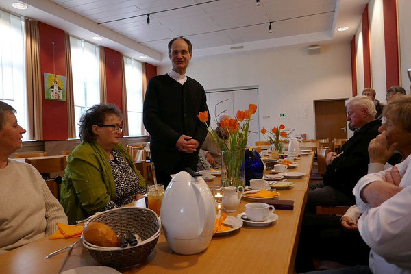 Pfarrer H. Schmitz dankt für die ausgezeichnete Vorbereitung dieses Frühstücks
