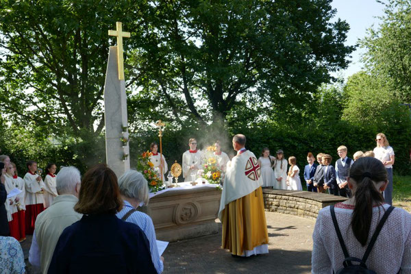 Gebet und Segen am Friedhofsaltar