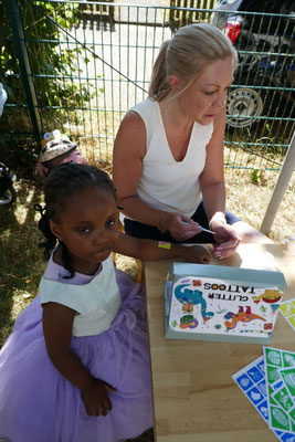Am Tottoo-Stand des Kindergartens