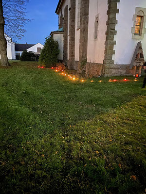 Links vom Haupeingang zur Kirche