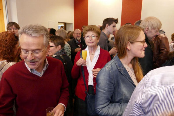 Gespräche vor den Reden der Offiziellen