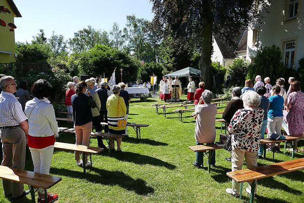 Gläubige auf der Kirchwiese