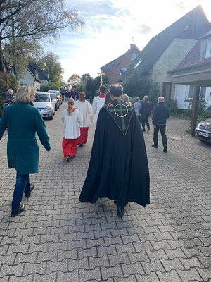 Prozession von hinten gesehen