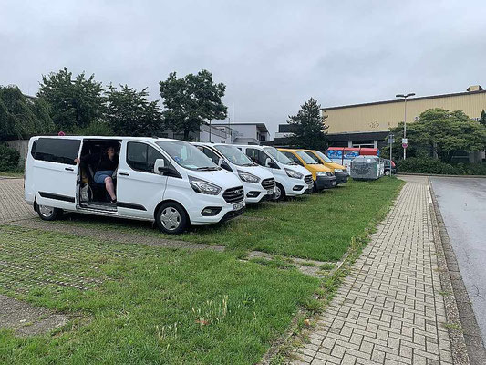 Für den Chronisten aufgestellte Kleinbusse