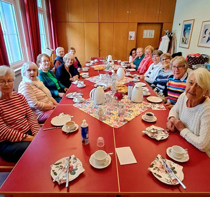 kfd-Frauen nach der Maiandacht am Tisch im Gemeindeheim beim Kaffeetrinken mit frisch gebackenen Waffeln
