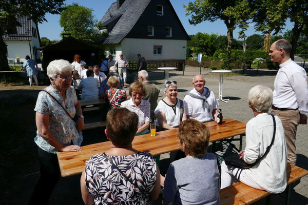Während des Imbisses nach der Fronleichnamsfeier