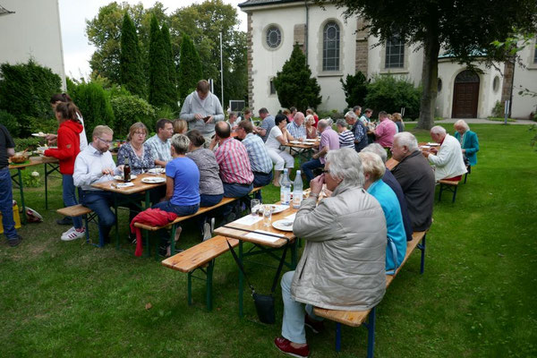 Beim Grillen in Pastors Garten 2017