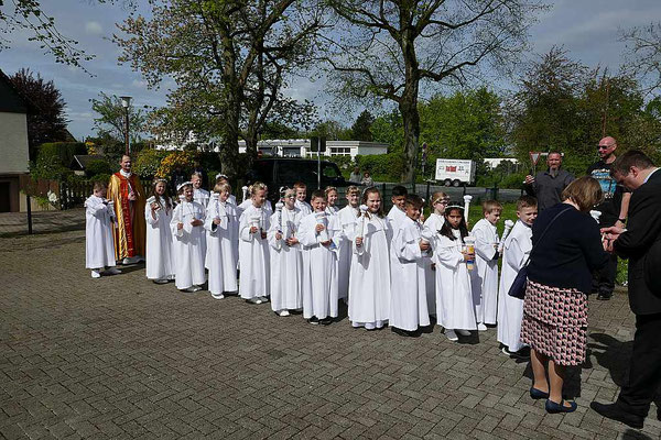 Erstkommunionkinder werden zur Kirche geführt