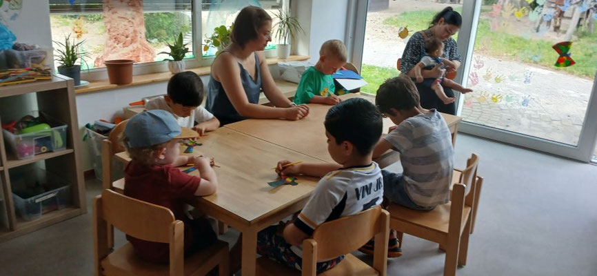 Eine Gruppe bei der Arbeit, das Kreuz nach eigener Vorstellung zu gestalten