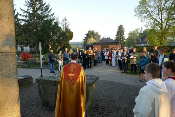 Pfr. Holger Schmitz begrüßt die Gläubigen auf dem Friedhof