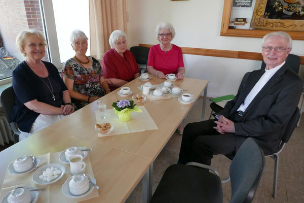 Em. Weihbischof Franz Vorrath im Gespräch mit Herbeder Frauen