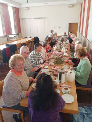 Die Frühstückenden von dem anderen Tischende aus gesehen