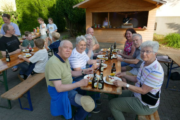 Das Foto zeigt Gäste beim Verzehr des Grillguts
