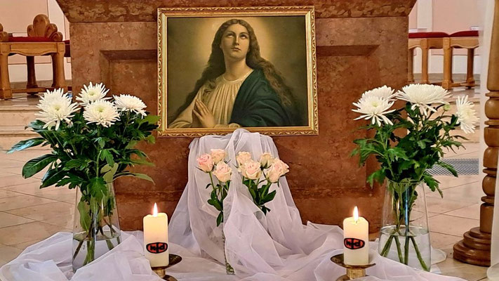 Der für die Maiandacht geschmückte Altar