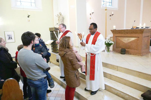 2018: Pastor Dominic Ekweariri (r.) und Diakon Thomas Becker spenden den Segen