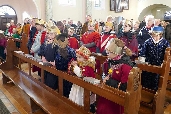 Sternsinger in den Kirchbänken