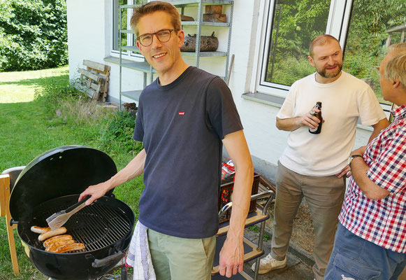 Bei Gegrilltem und Getränken...