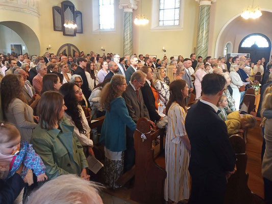 Das Foto zeigt die im Kirchenschiff befindlichen Gäubigen