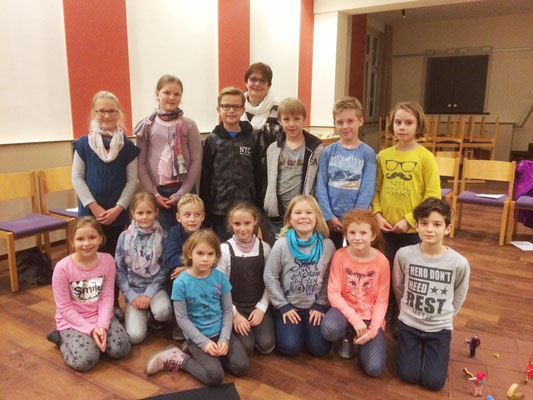 Die 14 Erstkommunionkinder vorne, Frau Gewert dahinter