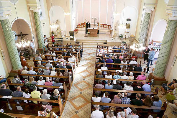 Voll besetzte Kirche