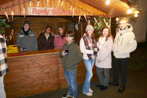 Am Glühweinstand der Pfadfinder