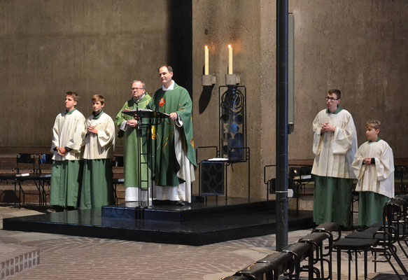 Pastor Holger Schmitz mit Diakon Thomas Becker und vier Messdienern