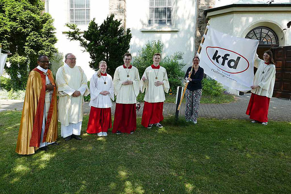 Pastor Dominik Ekweariri und Diakon Thomas Becker mit Messdienern und Messdienerin sowie Katja Schlienbecker als KFD-Bannerträgerin